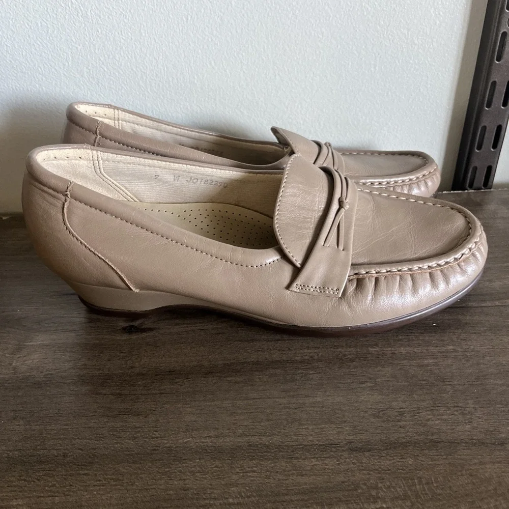 SAS Wedge Shoes 7 Leather Slip On Loafer Tripod Comfort Tan Barely Worn READ